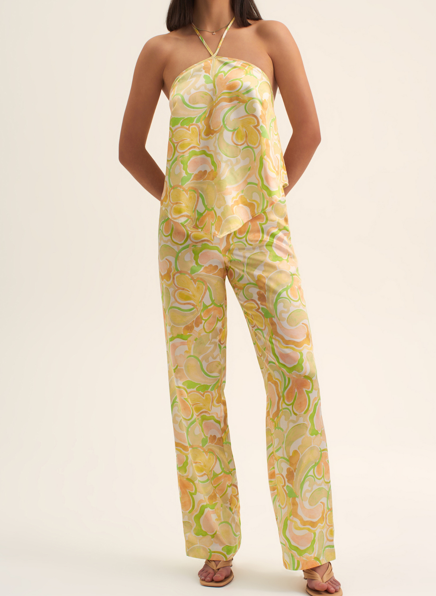 The Cassia Pant is a classic cut straight leg pant. The statement print makes this the perfect piece to pair back with all your closet staples or go for a matching look with the Della Halter