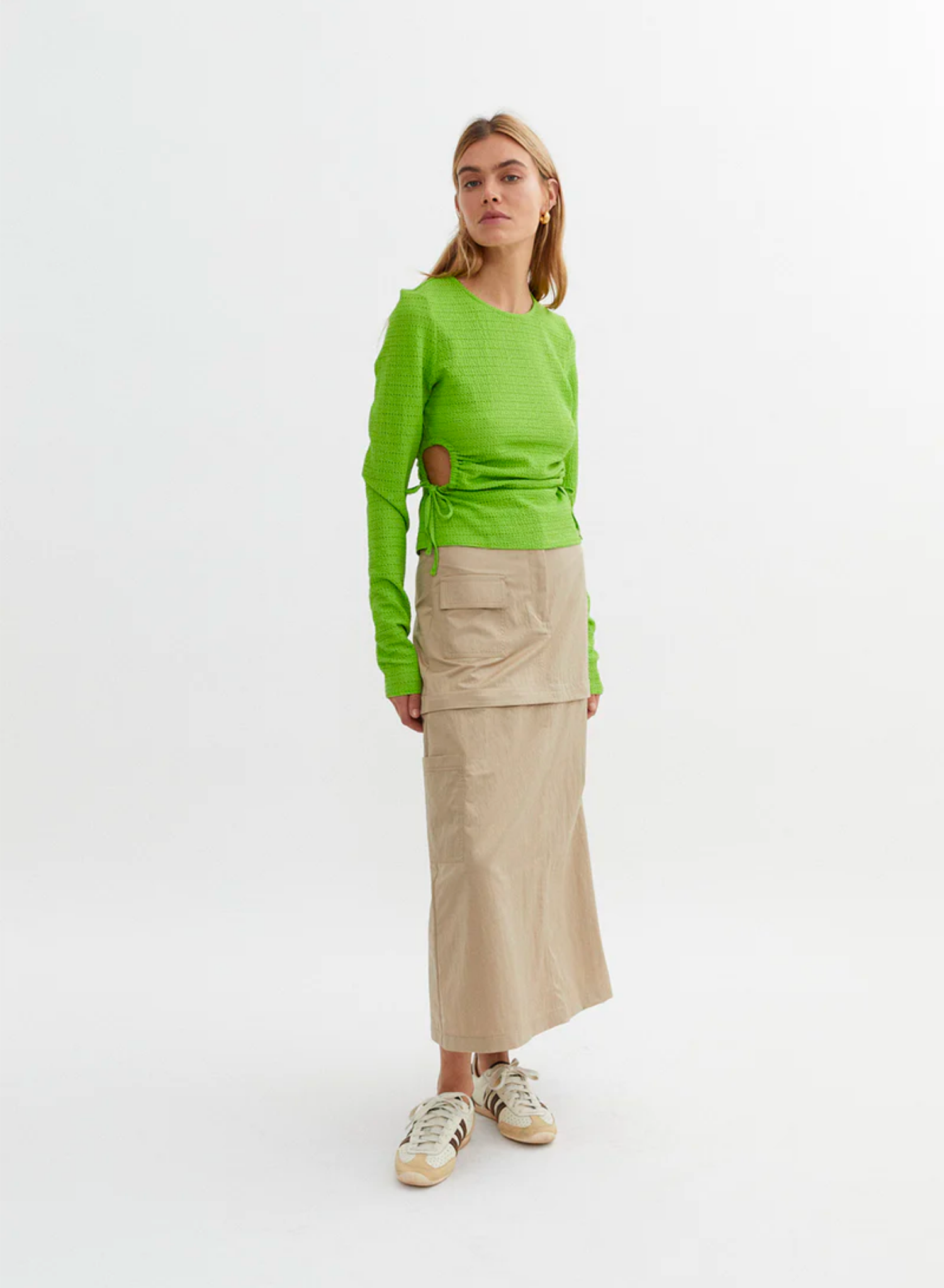 Play a refined version of peek-a-boo in the Freya Top in Lime. Keyhole cut-outs on each side – complete with adjustable ties – add seasonal frivolity and flirt. Crafted from soft cotton, it features long sleeves and a round neck, because beauty shouldn’t sacrifice comfort.