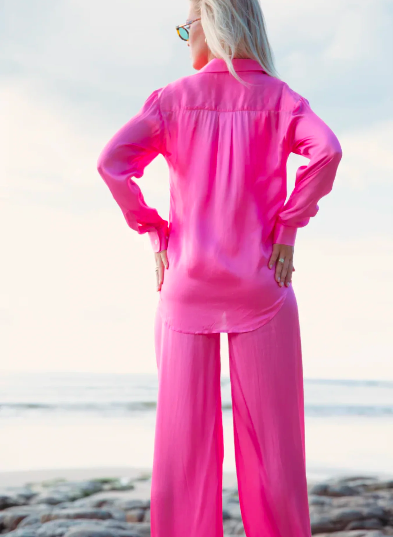 The latest Pant in Candy Pink, is the ultimate pant for any occasion. Featuring an elastic waist band, this light and airy pant can be worn effortlessly from the lounge to city or coast. Pair with your favourite shirt and your favourite sandals for the perfect summer fit.