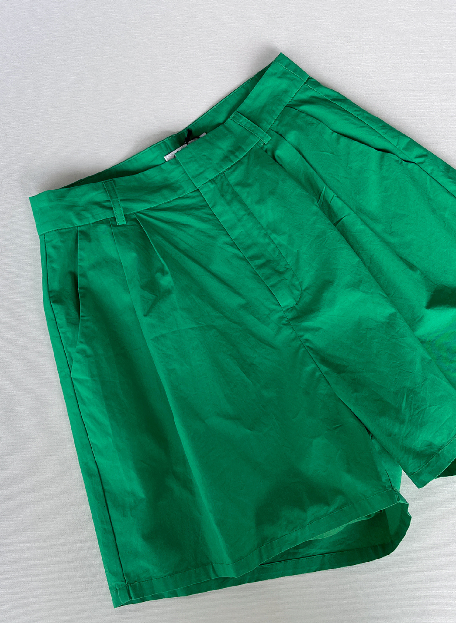 Dylan Short in Emerald. Hook and Eye front closure with zip Side Pockets Relaxed leg Tailored fit Premium Poplin Fabric Ethically produced Free of harmful chemicals: OEKO-TEX Standard 100 100%  GOTS Certified Organic Cotton