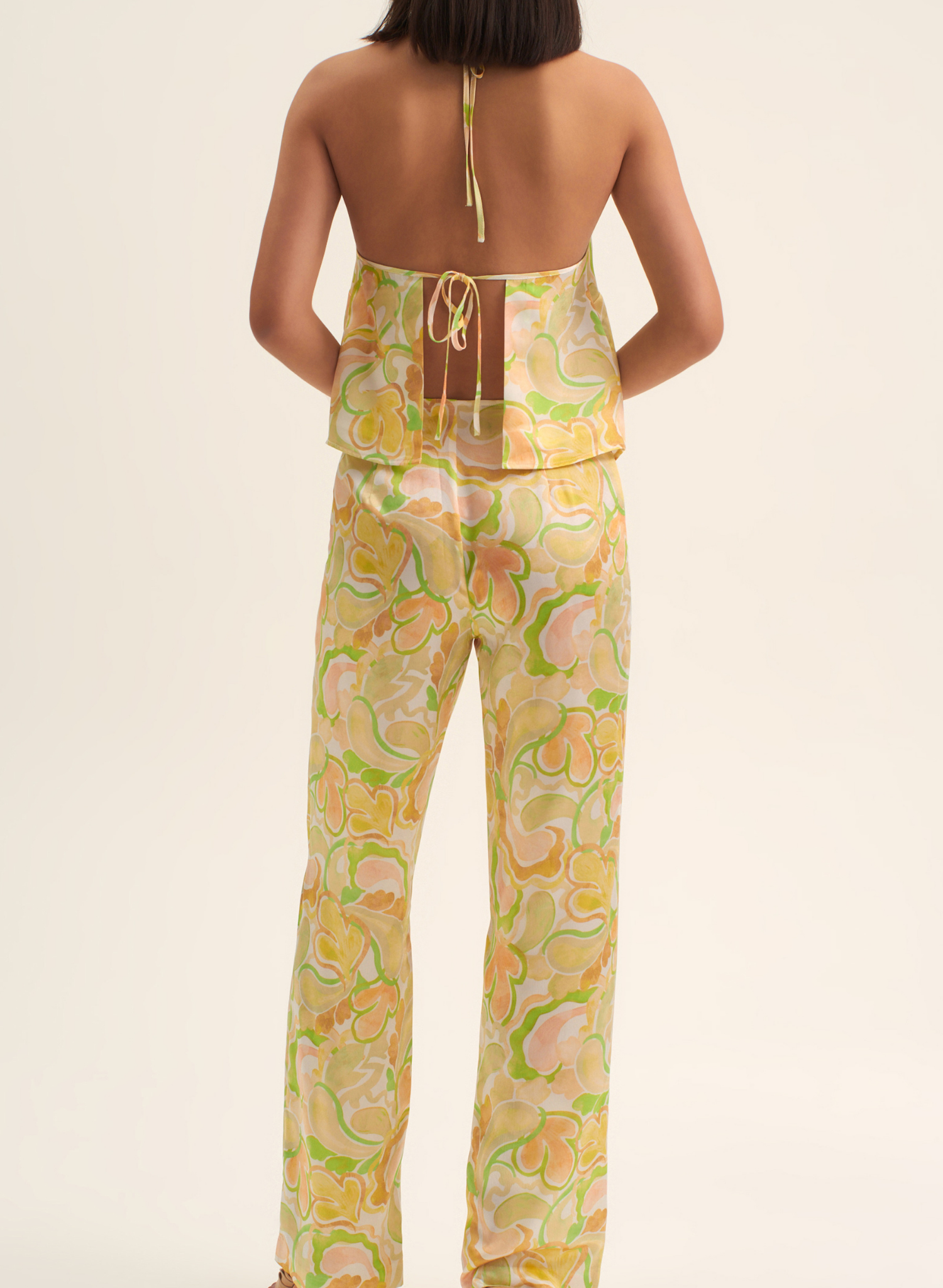 The Cassia Pant is a classic cut straight leg pant. The statement print makes this the perfect piece to pair back with all your closet staples or go for a matching look with the Della Halter