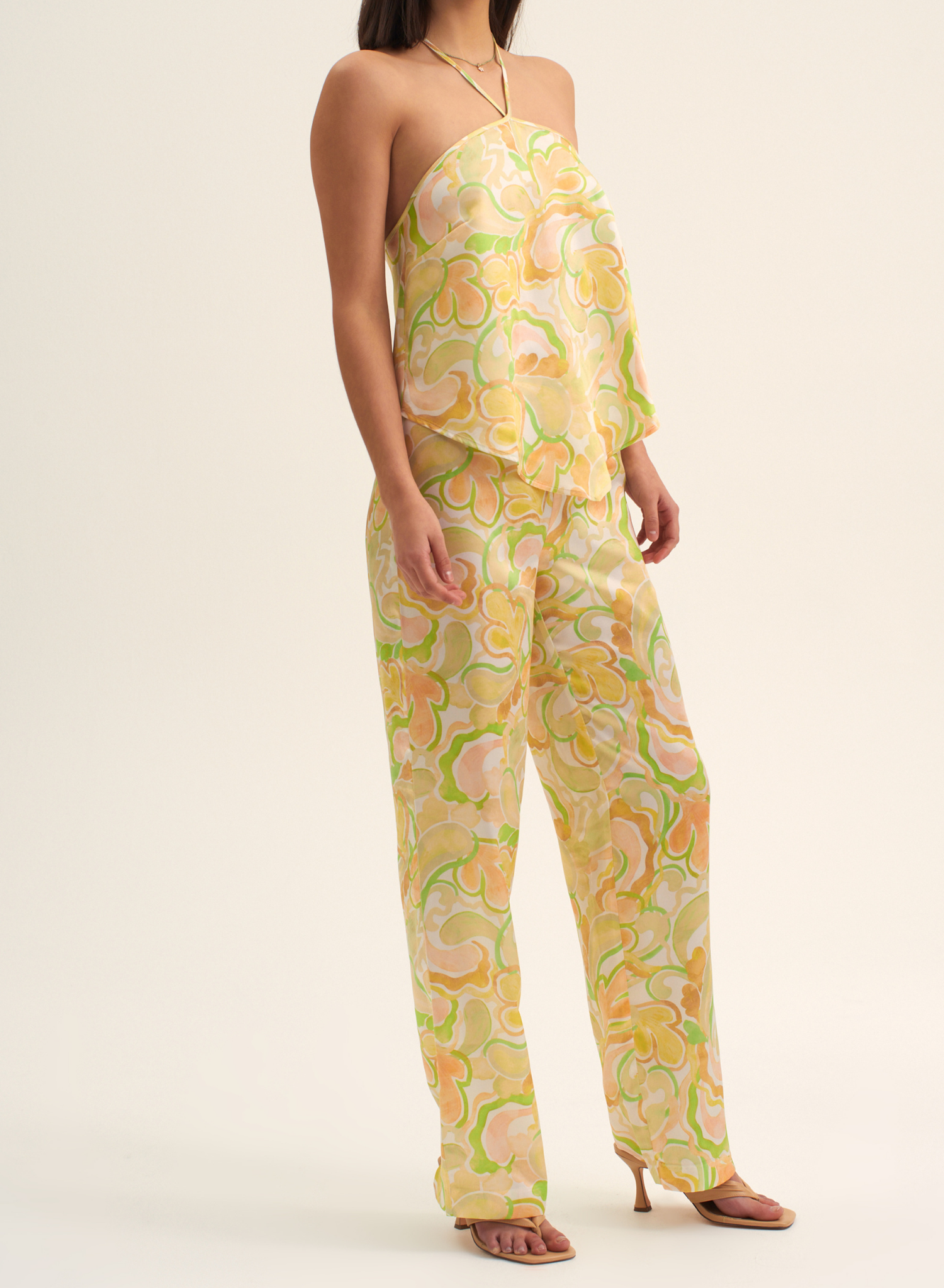 The Cassia Pant is a classic cut straight leg pant. The statement print makes this the perfect piece to pair back with all your closet staples or go for a matching look with the Della Halter