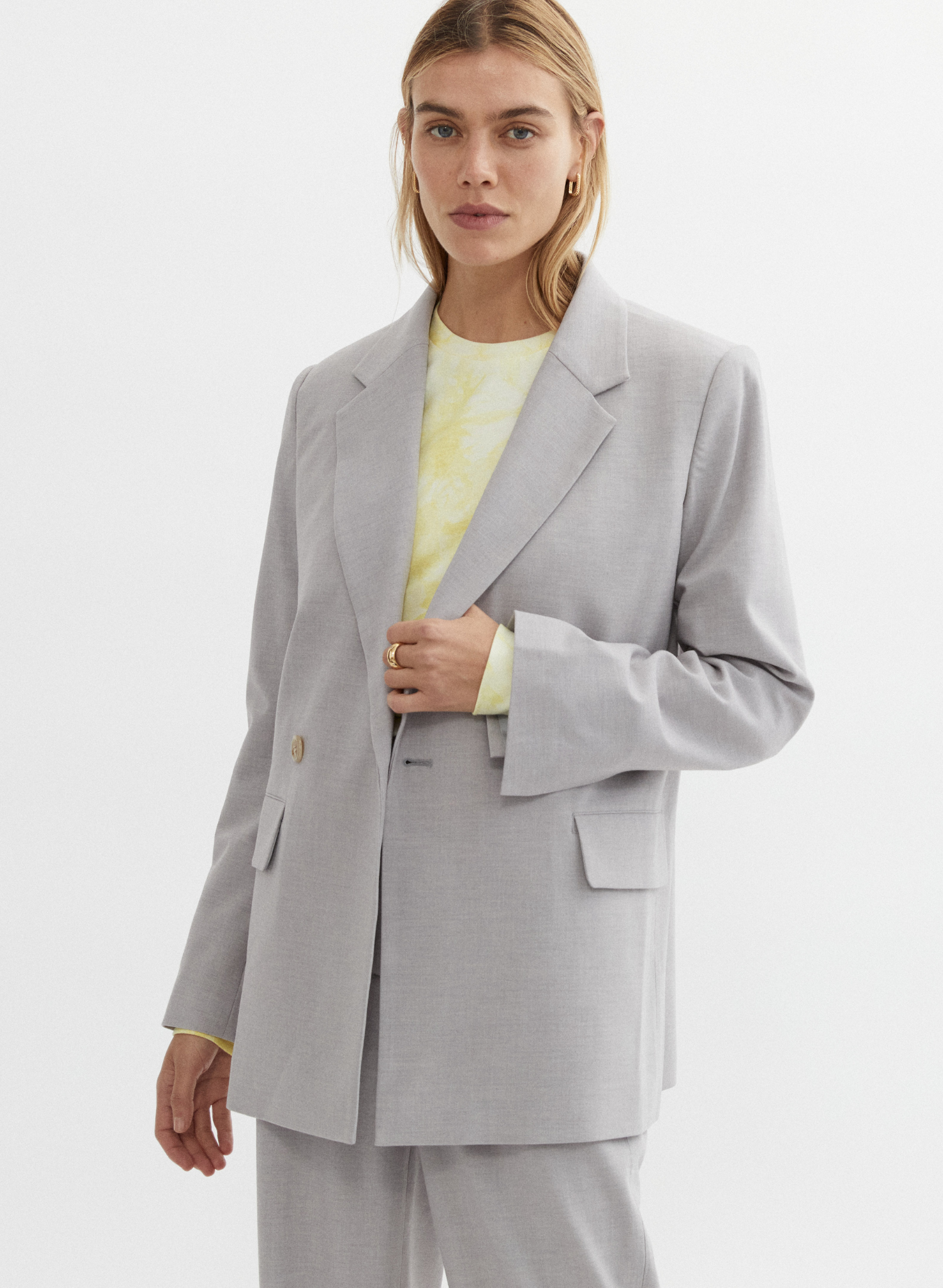 Destined for repeat wear in the minimalist wardrobe, the Lawrence Blazer offers an all-season, all-occasion aesthetic. Exaggerated shoulders, relaxed sleeves and an oversized fit add coveted comfort and effortless style. 