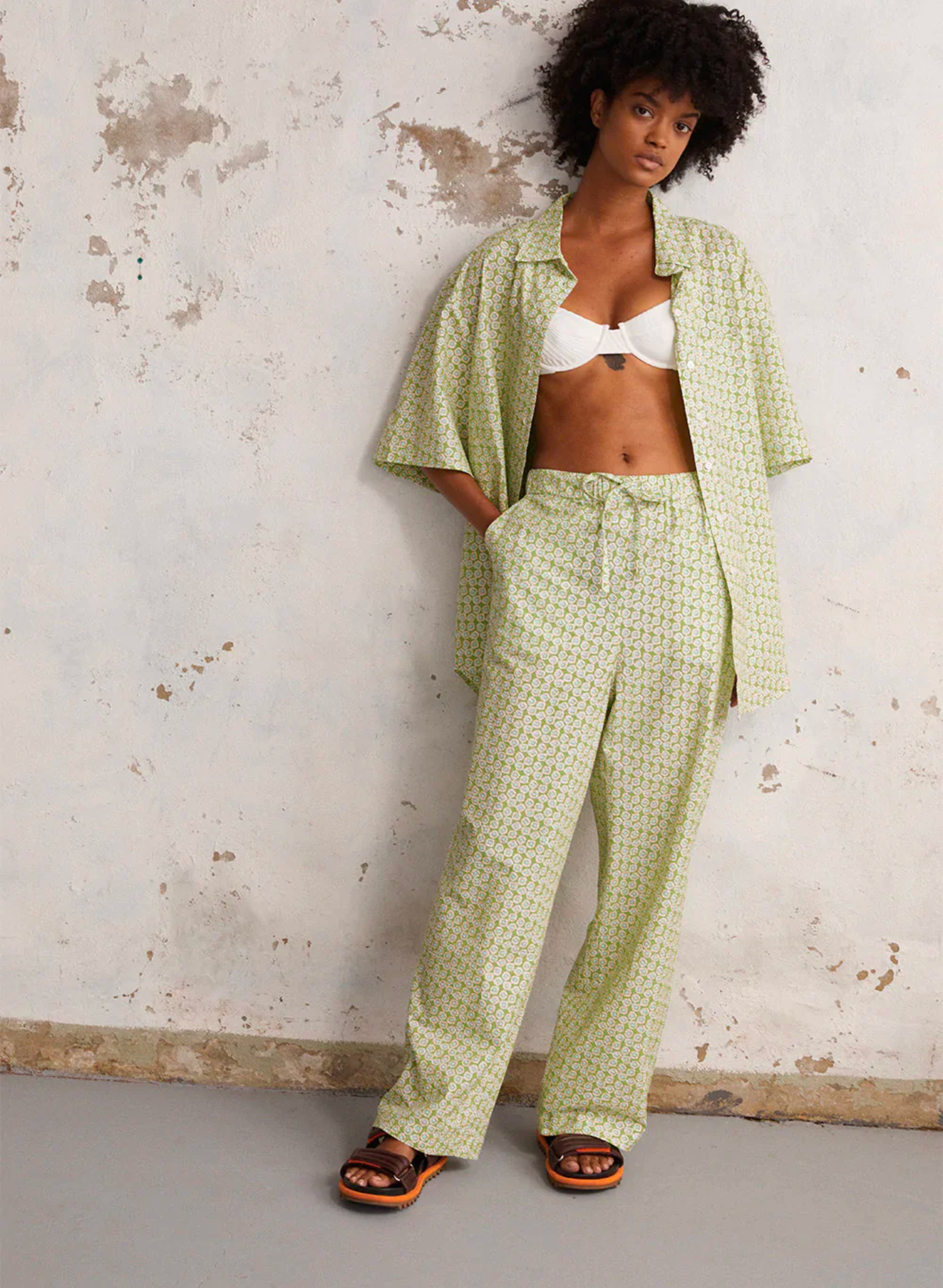 An easy to wear style, the Lola is a relaxed fit pant with a drawstring waist and soft green & white print in a premium textural fabric. Pair with the Lola Top to complete the look. 