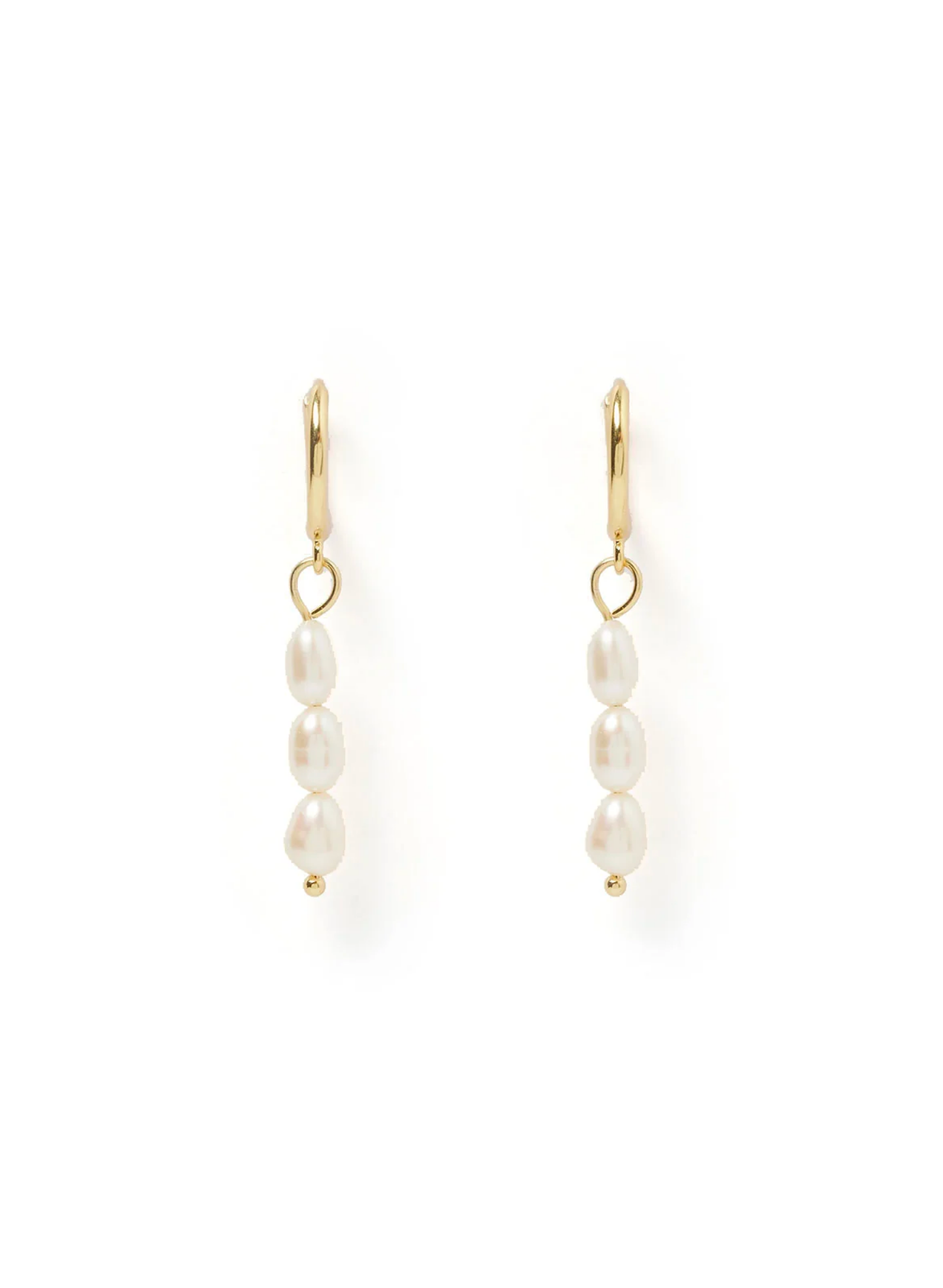 Add a pop to your everyday style with the cute drop-pearl Indiana Earrings. Featuring 3 tiny baroque pearls, dangling from one of our classic gold huggies. These beauties will seamlessly take you from day tonight.