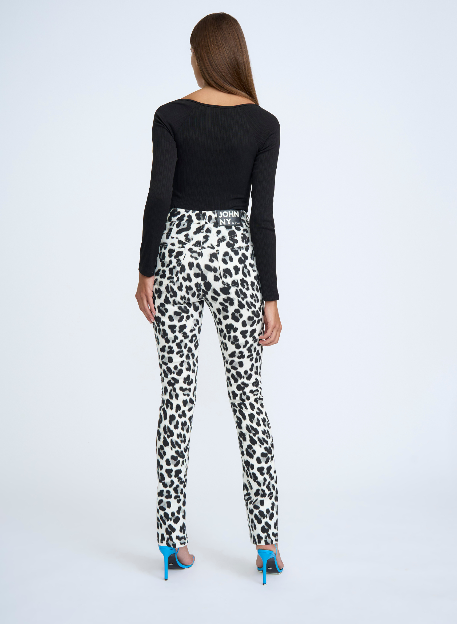 Wardrobe staples made simple with the Elsie Sleeve Rib Top. Crafted from a soft skinny rib jersey fabrication, this staple features a soft square neckline and bind detail on the neckline and arms. Complete your look with the Johnny Jean to transition between seasons.
