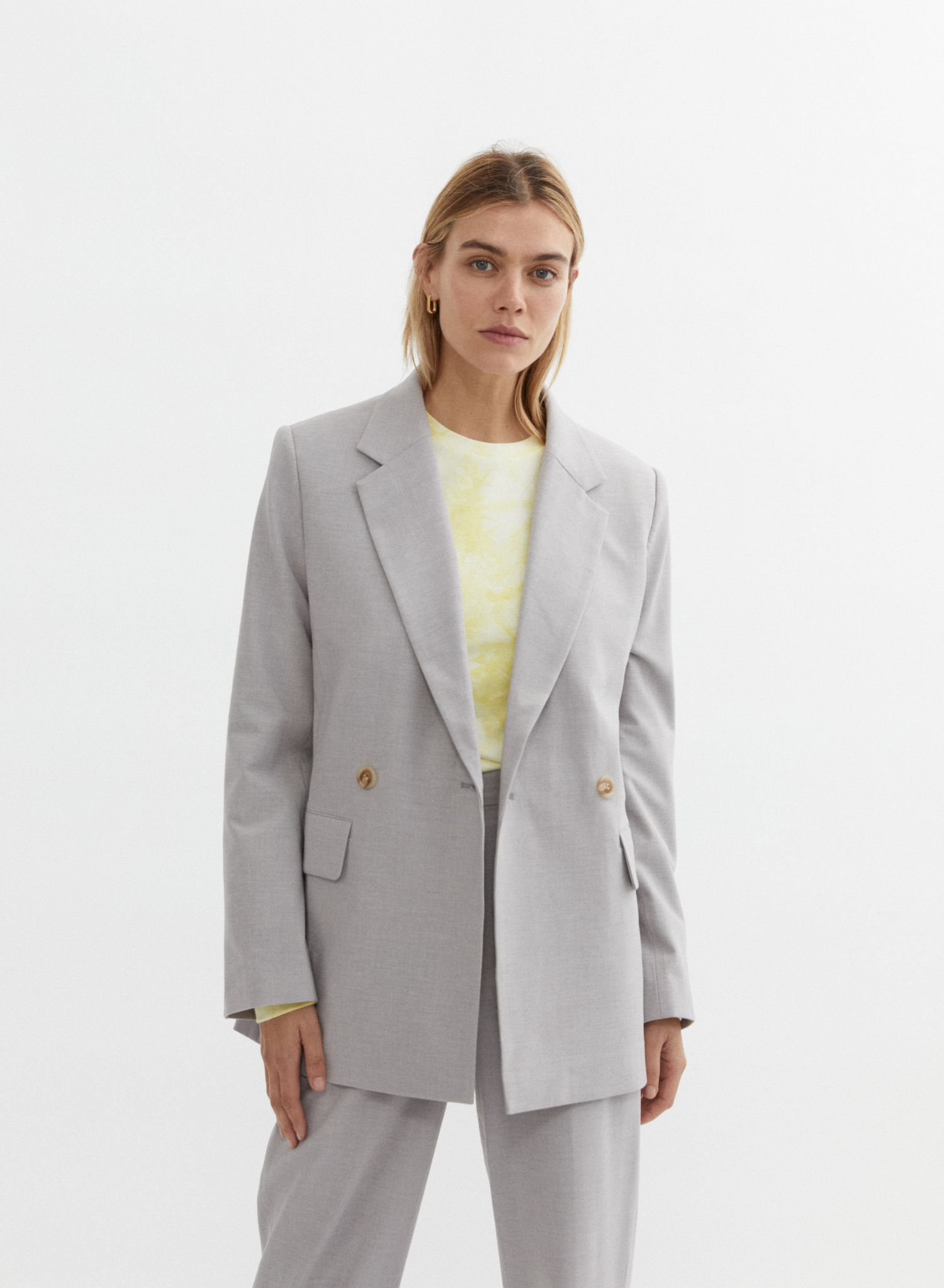 Destined for repeat wear in the minimalist wardrobe, the Lawrence Blazer offers an all-season, all-occasion aesthetic. Exaggerated shoulders, relaxed sleeves and an oversized fit add coveted comfort and effortless style. 