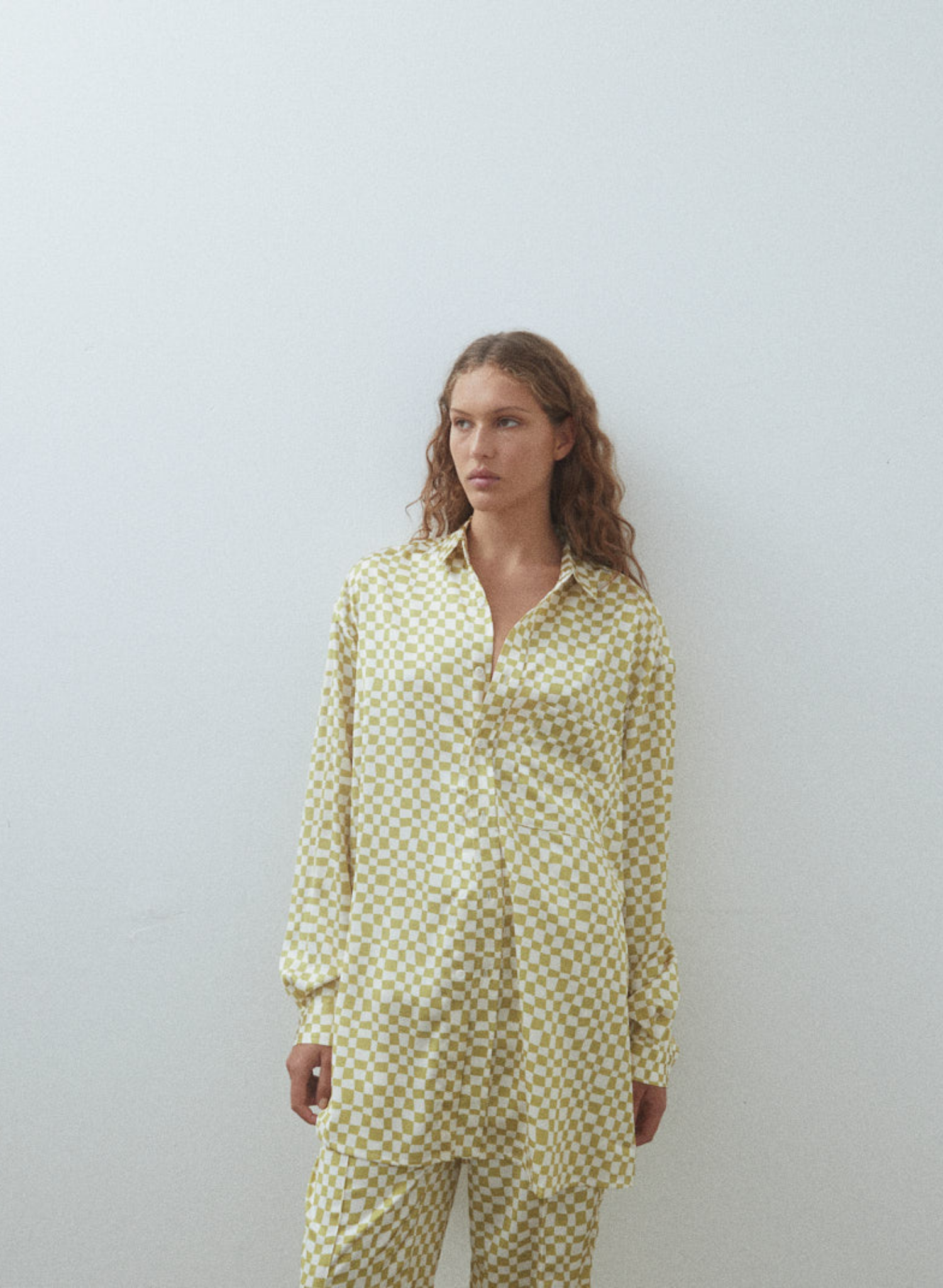 With a bold checker print and oversized fit, the Fonda updates a timeless shirting staple. Classic button-up detailing and a muted palette completes the style. 